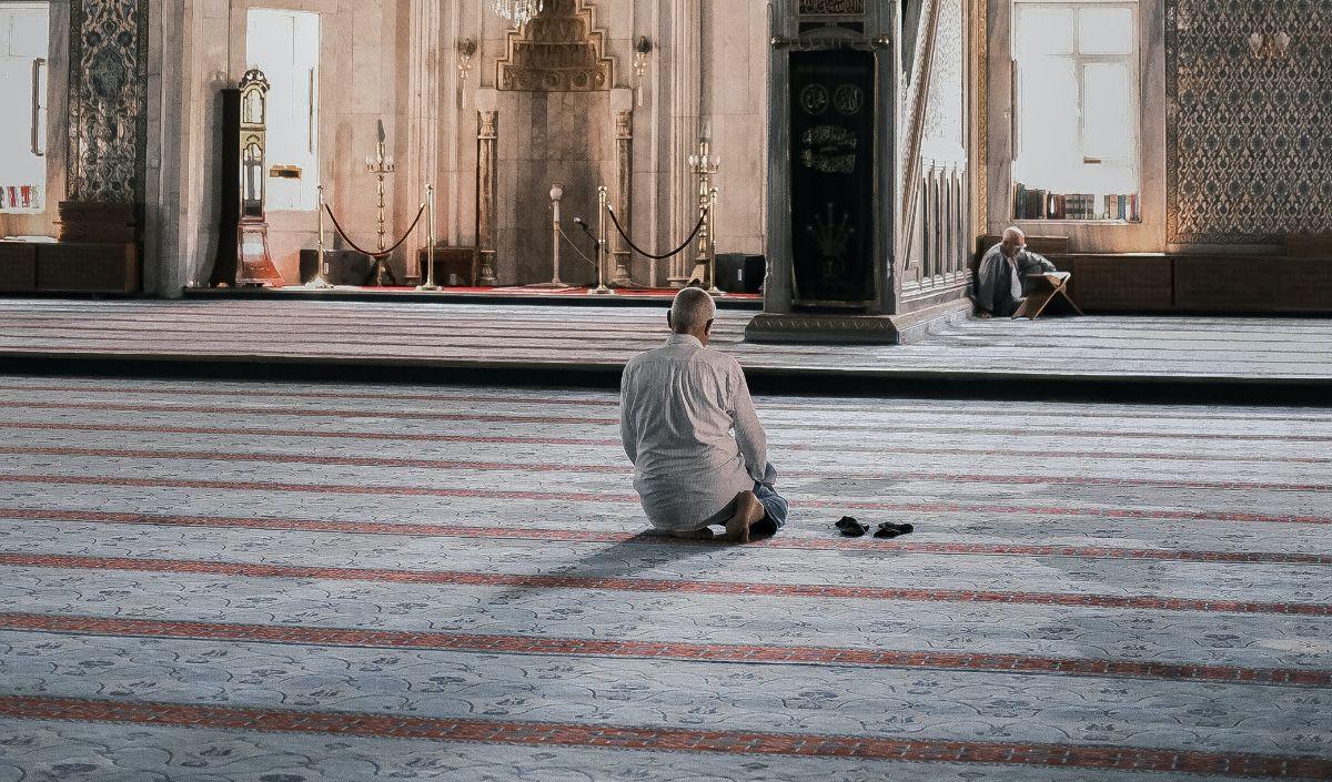 2. Rakaat Pertama<br><br>Pada rakaat pertama, lakukan takbir sebanyak tujuh kali sebelum membaca surah Al-Fatihah. Kemudian, lanjutkan dengan rukuk, sujud, duduk di antara sujud, sujud kedua, dan akhiri dengan salam seperti dalam shalat sunnah lain.