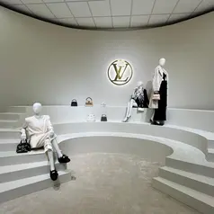 Louis Vuitton hadirkan Women’s 2026 Collection Resee, berlokasi di Sentral Senayan dan dikemas dengan begitu apik. Hal pertama yang memikat mata adalah ruangan khusus untuk koleksi dengan material spesial. Mulai dari exotic leather hingga fur. / Foto: Fimela.com.