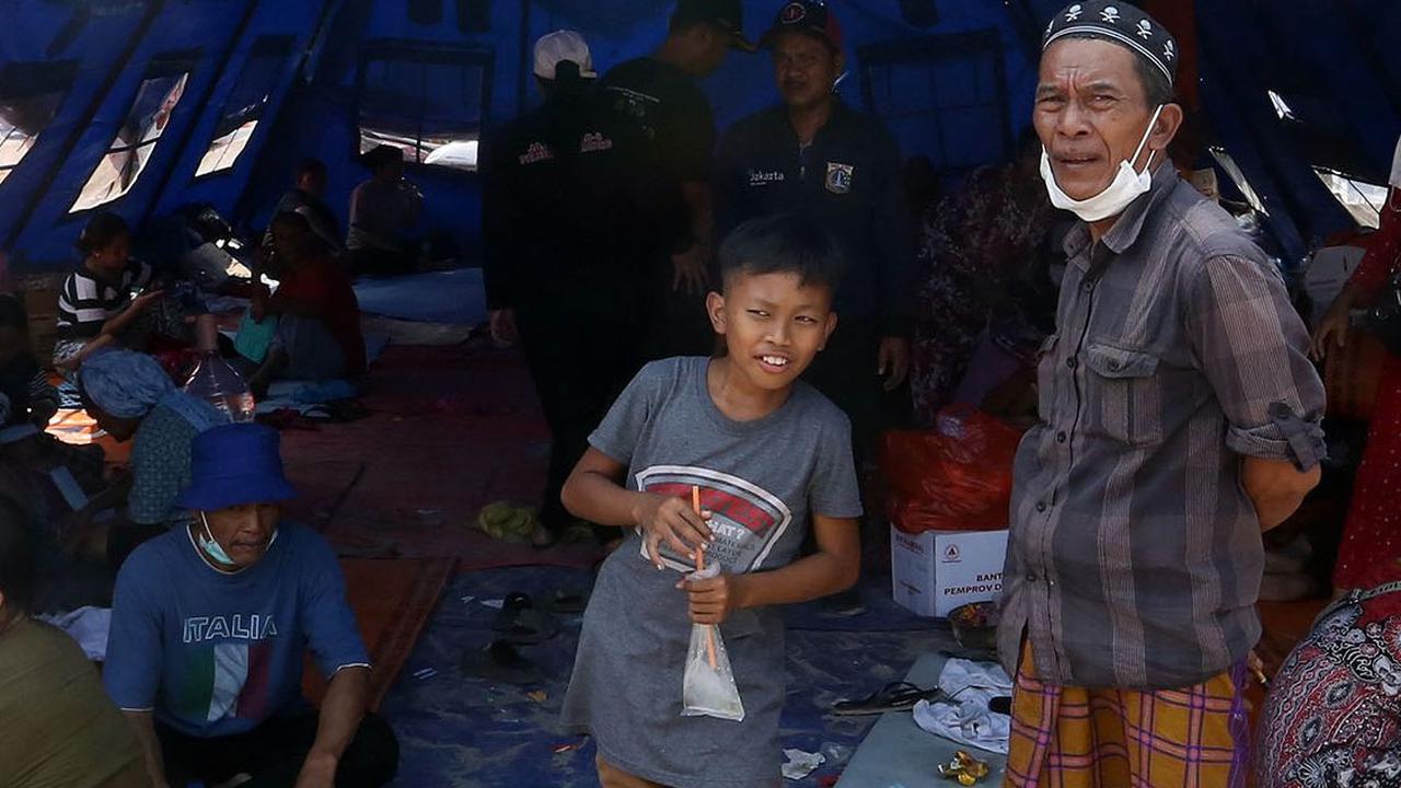 Lokasi pengungsian yang berada di lapangan berpasir dan berdebu itu membuat warga harus memakai masker untuk menjaga kesehatan pernapasannya.