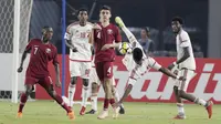 Pemain Uni Emirat Arab (UEA) berusaha melakukan tendangan salto saat melawan Qatar pada laga AFC U-19 di SUGBK, Jakarta, Kamis (18/10/2018). UEA menang 2-1 atas Qatar. (Bola.com/M Iqbal Ichsan)