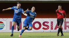 Striker Persib Bandung, Ezra Walian (kanan) melakukan selebrasi usai mencetak gol pertama timnya ke gawang Persebaya Surabaya dalam laga perempatfinal Piala Menpora 2021 di Stadion Maguwoharjo, Sleman, Minggu (11/4/2021). (Bola.com/M Iqbal Ichsan)