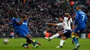 Gelandang Tottenham Hotspur Mousa Dembele berusaha melakukan tendangan ke gawang Wimbledon pada pertandingan putaran ketiga FA Cup di Stadion Wembley, Minggu (7/1). Tottenham Hotspur menang telak 3-0 atas Wimbledon. (Adrian DENNIS/AFP)