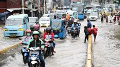 Pengendara menerobos genangan air di sebagian ruas Jalan Jatinegara Barat, Jakarta, Rabu Rabu (1/1/2020). Hujan yang mengguyur Jakarta sejak Selasa sore (31/12/2019) mengakibatkan banjir di sejumlah titik di Jakarta. (Liputan6.com/Helmi Fithriansyah)