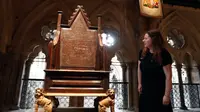 Seorang wanita melihat kursi penobatan Ratu Mary II yang dipamerkan di Galeri The Queen's Diamond Jubilee di Westminster Abbey, London (29/5). Galeri ini akan dibuka untuk pertama kalinya pada 11 Juni 2018. (AP / Frank Augstein)