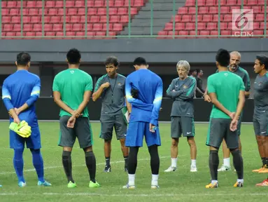  Pelatih Timnas Indonesia, Luis Milla (tengah) memberi arahan jelang latihan resmi di Stadion Patriot Candrabhaga, Bekasi (1/9). Timnas Indonesia akan melakoni laga persahabatan dengan Fiji pada Sabtu (2/9). (Liputan6.com/Helmi Fithriansyah)