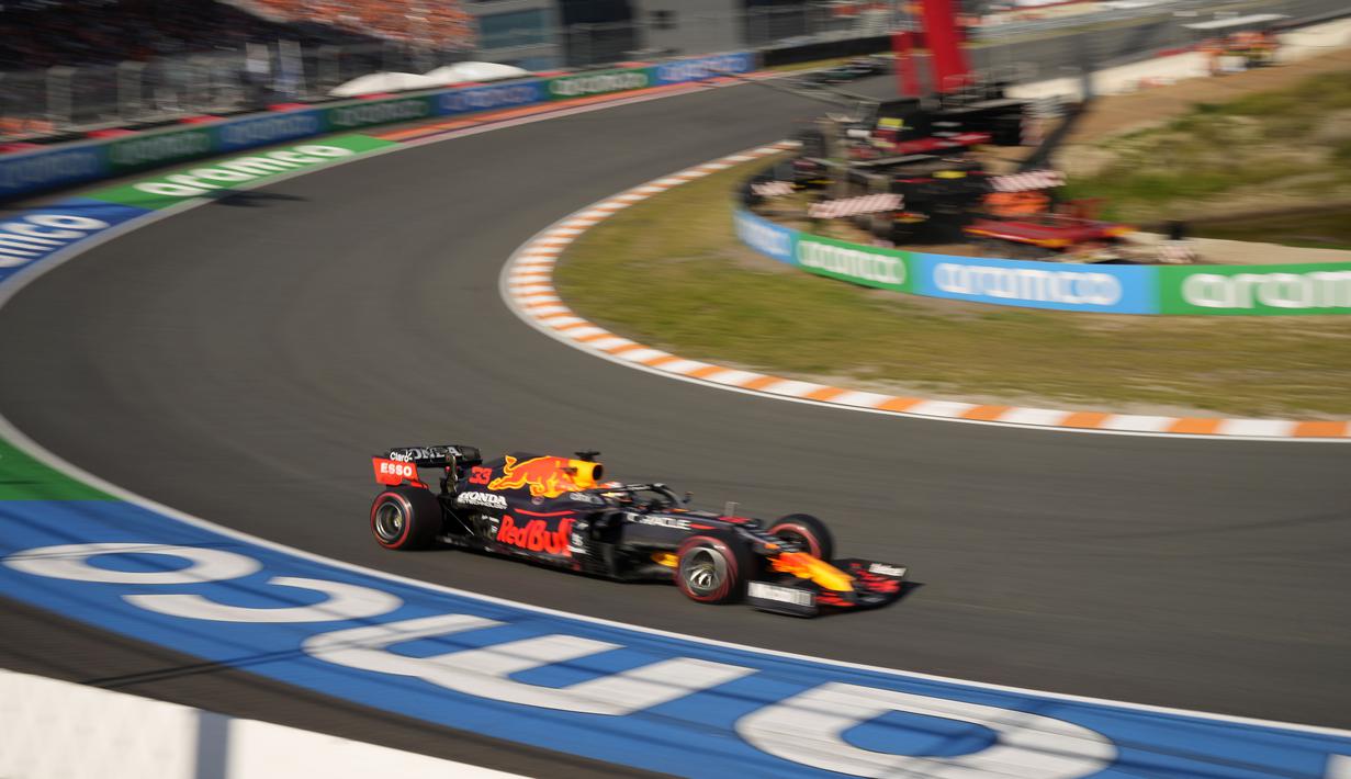 Pebalap Mercedes lainnya Valtteri Bottas melengkapi podium setelah finis ketiga di depan Pierre Gasly. (Foto: AP/Francisco Seco)