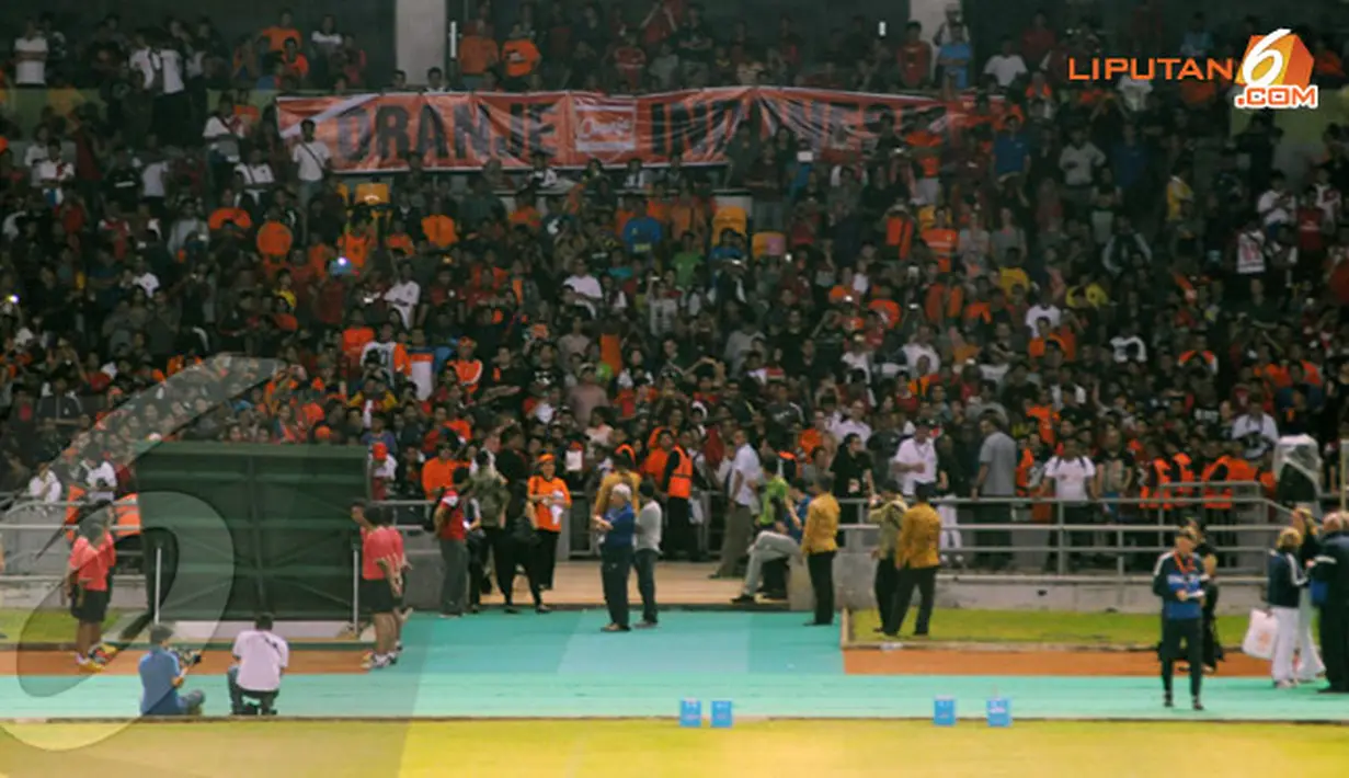 Ratusan fans Timnas Belanda memenuhi tribun barat Stadion Gelora Bung Karno untuk menyaksikan sesi latihan terakhir tim asuhan van Gaal pada Kamis 6 Juni 2013 (Liputan6.com/ Helmi Fithriansyah.)