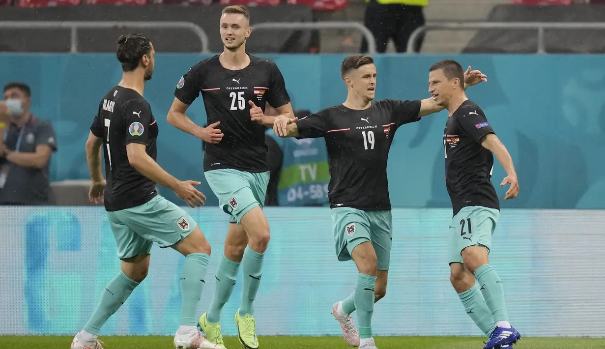 Bek Austria, Stefan Lainer (kanan) berselebrasi dengan rekan-rekannya usai mencetak gol ke gawang Makedonia Utara pada pertandingan grup C Euro 2020 di stadion National Arena di Bucharest, Rumania, Minggu (13/6/2021). Austria menang atas Makedonia Utara dengan skor 3-1. (AP Photo/Vadim Ghirda, Pool)