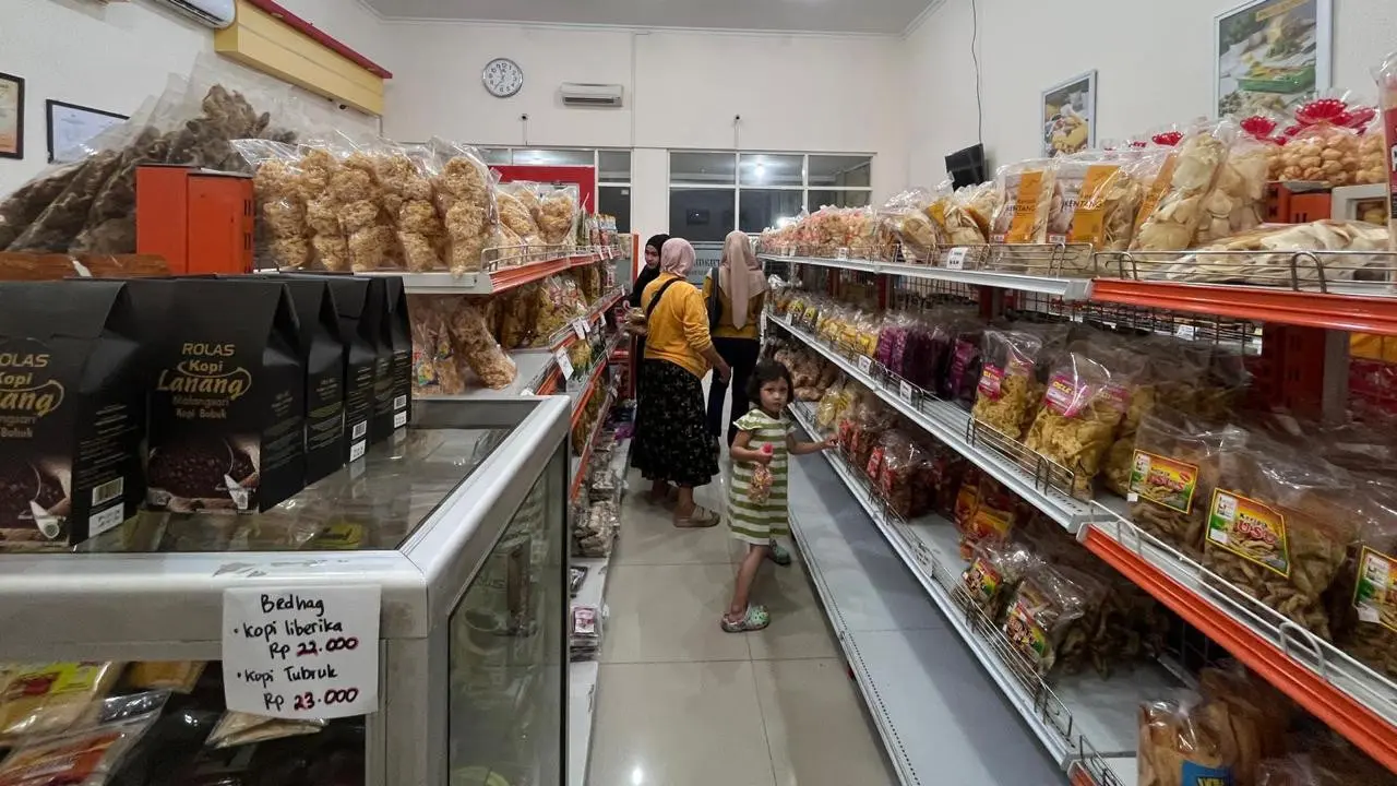 Toko oleh-oleh Aneka Sari Rasa tidak pernah sepi pengunjung.