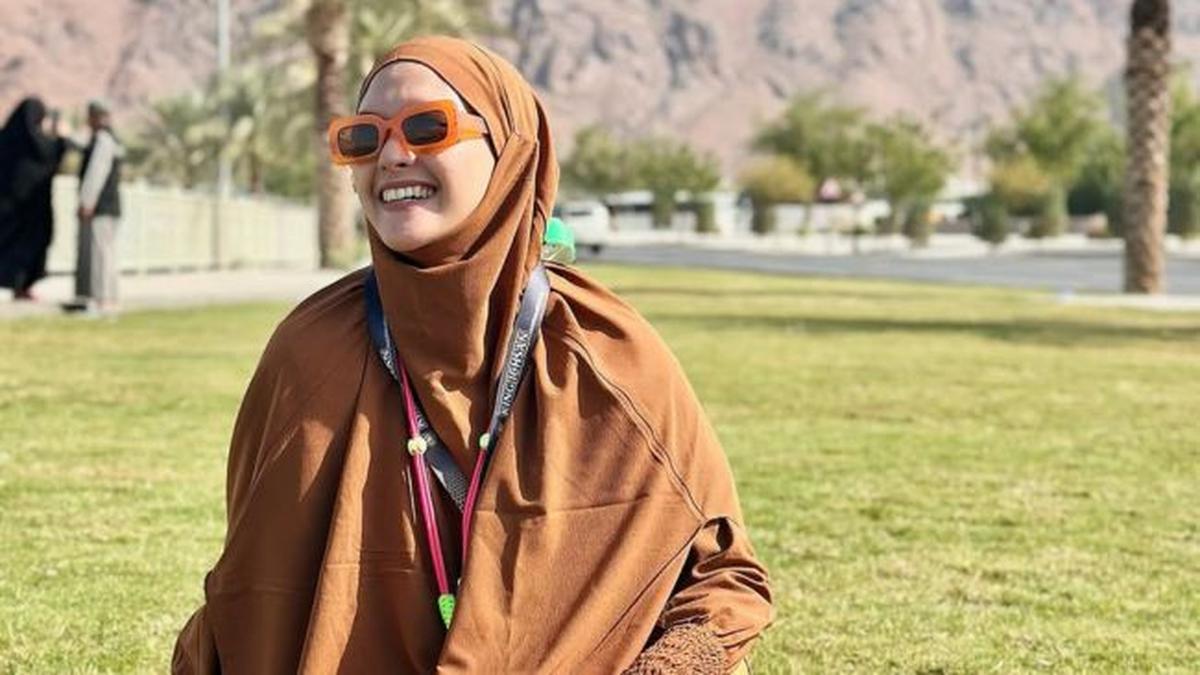 Gaya Anggun Berkelas, 4 Pesona Adhitya Putri dengan Makeup Natural dan Outfit Syar'i