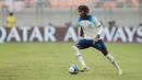 Pemain Timnas Inggris U-17, Joel Ndala, saat melawan Uzbekistan U-17 pada babak 16 besar Piala Dunia U-17 2023 di Jakarta International Stadium (JIS), Rabu (22/11/2023). (Bola.com/M Iqbal Ichsan)