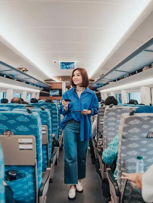 Febby Rastanty memilih tampilan manis kasual dengan outfit serba biru. [Foto: Instagram/febbyrastanty]