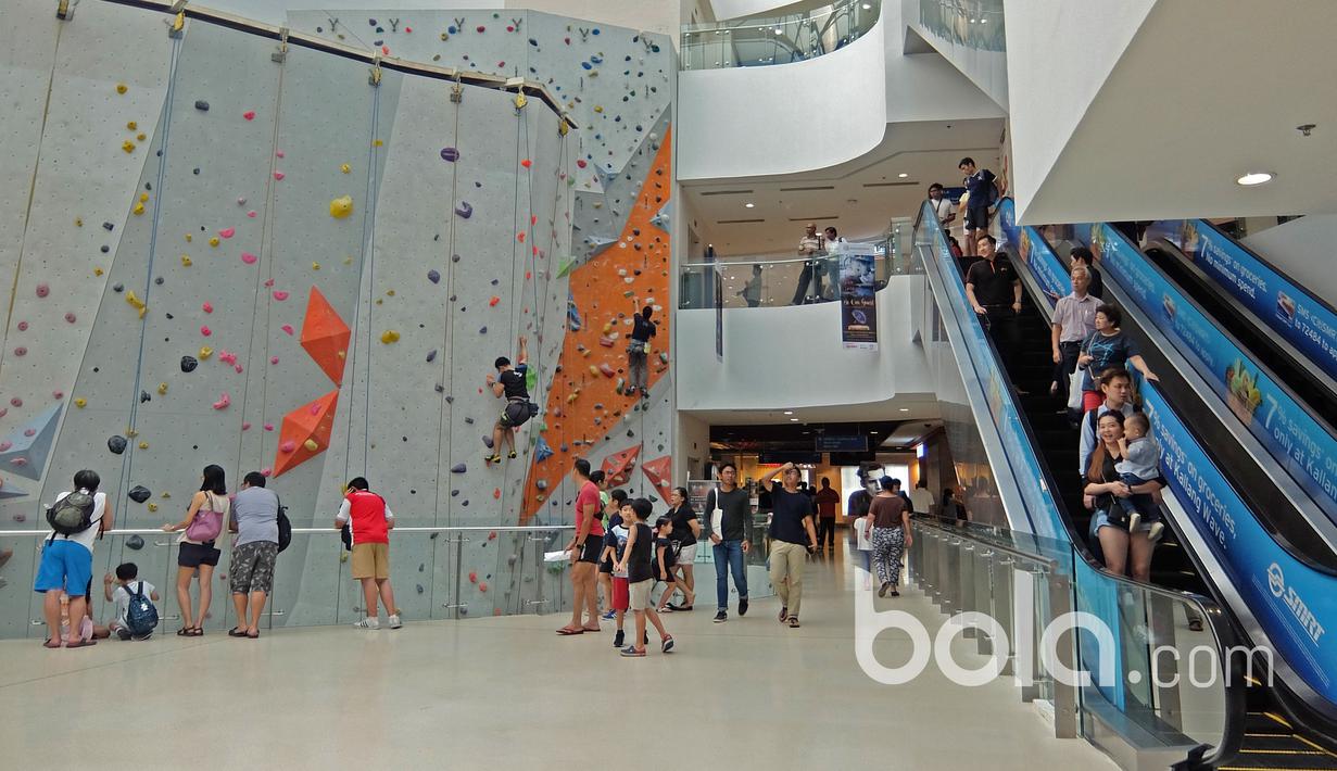 Suasana Mall dan track panjat tebing buatan di Kallang Wave, (25/3/2017). Areal ini merupakan bagian dari Singapura Sport Stadium. (Bola.com/Nicklas Hanoatubun)