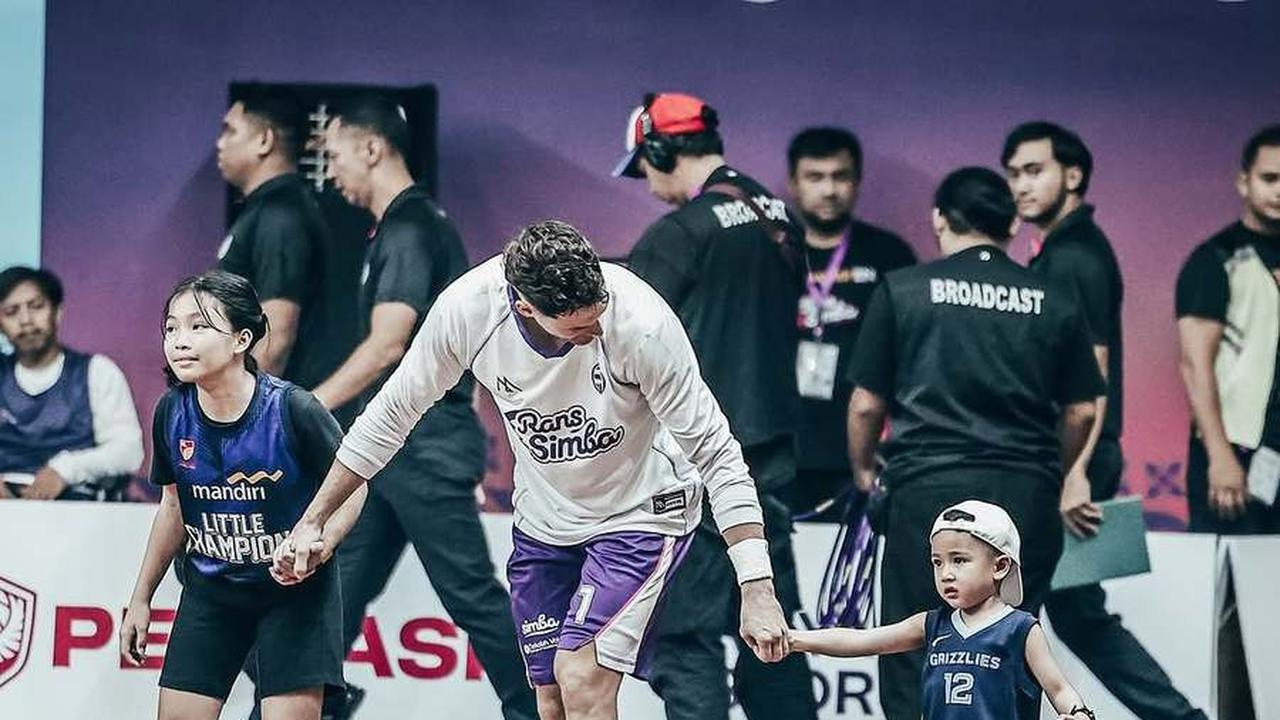 7 Potret Rayyanza Ikut Turun ke Lapangan IBL, Boss Cilik Rans Simba Bikin Gemas - Aura Sultannya Kenceng Banget