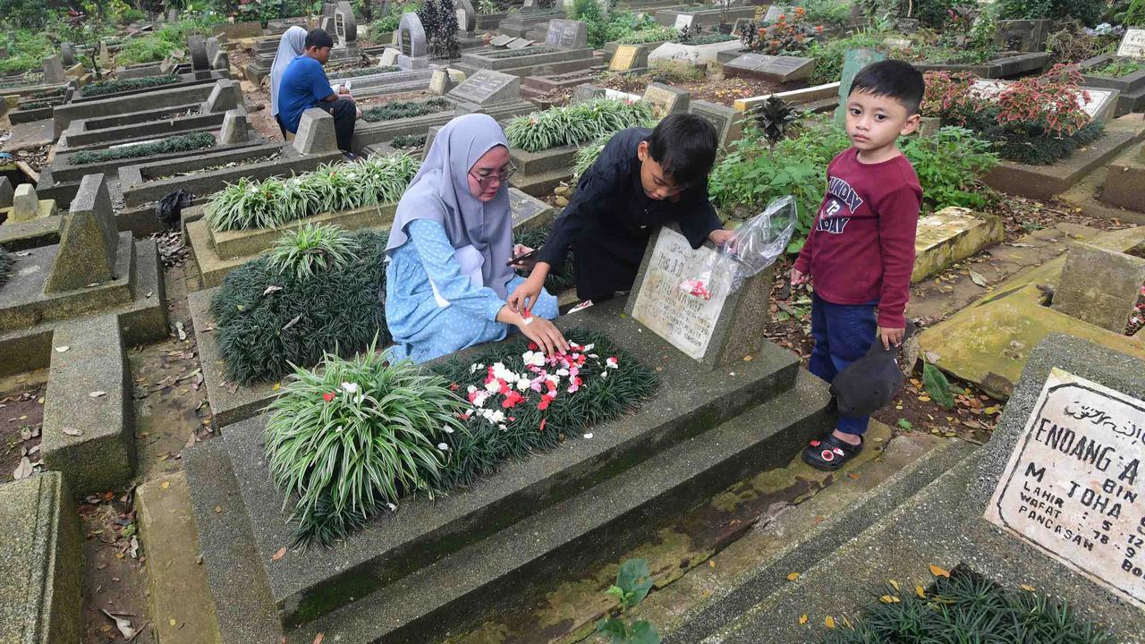 FOTO: Libur Imlek Dimanfaatkan Warga untuk Ziarah Jelang Ramadhan