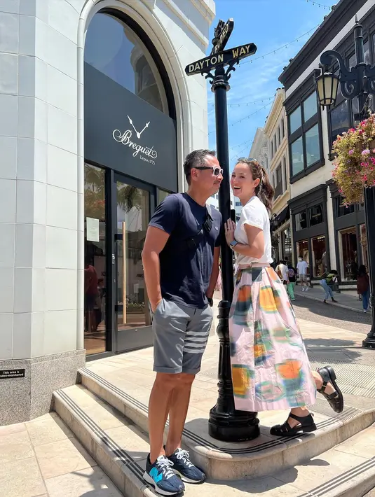 Tak banyak mengumbar mengenai kehidupan asmaranya, Julie Estelle tiba-tiba mengumumkan pernikahannya di tahun 2020 lalu. Kehidupan rumah tangga Julie Estelle ini bahkan terlihat sangat harmonis. (Instagram.com/julstelle)