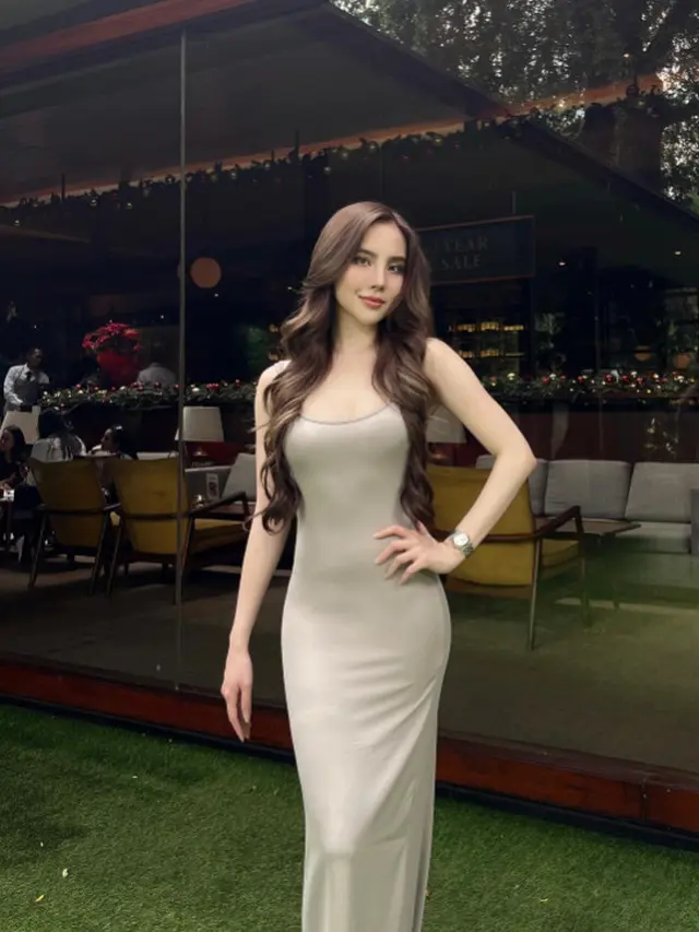 Gaya Agatha Chelsea Pakai Dress Panjang