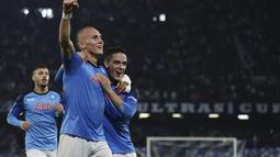 Pemain Napoli, Leo Ostigard berselebrasi usai mencetak gol ke gawang Rangers pada pertandingan lanjutan Grup A Liga Champions di stadion Diego Armando Maradona di Naples, Italia, Rabu, 26 Oktober 2022. Dengan kemenangan ini, Napoli sukses meraih hasil sempurna di ajang tersebut dengan 15 poin. (Alessandro Garofalo/LaPresse via AP)