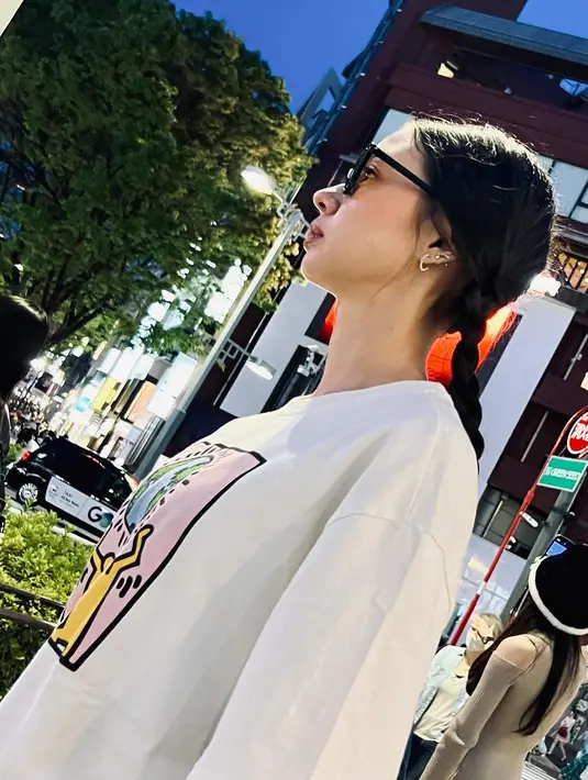 Yuki Kato menata rambutnya dengan kepang dua yang disebut jadi andalan saat jalan-jalan. [@yukikt]