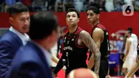 Pebasket Timnas Indonesia, Derrick Michael Xavierro (kanan) dan Brandon van Dom Jawato bersiap melawan Arab Saudi pada Grup A FIBA Asia Cup 2022 di Istora Senayan, Jakarta, Selasa (12/7/2022). Kemenangan ini membuka peluang Indonesia lolos ke delapan besar, jika berhasil menang melawan Yordania di laga berikutnya. (Liputan6.com/Helmi Fithriansyah)