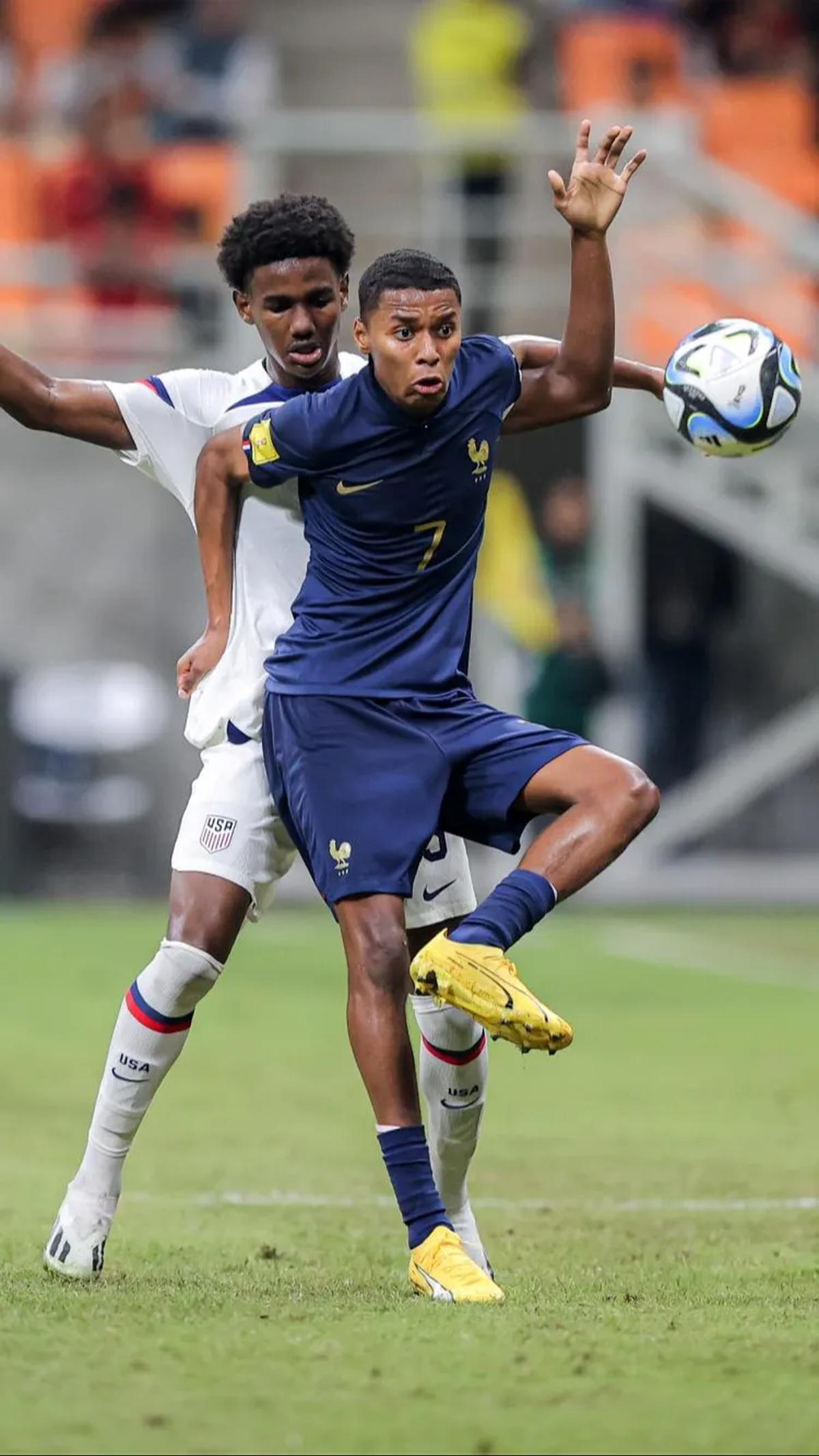Empat menit berselang, Prancis kembali menambah gol.