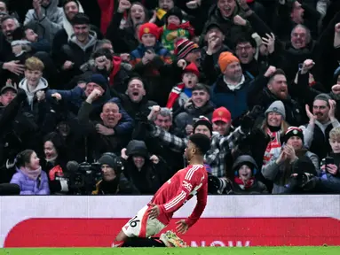 Amad Diallo keluar sebagai penyelamat sekaligus pahlawan setelah berhasil membawa Manchester United (MU) comeback atas Southampton dengan skor 3-1 dalam laga pekan 21 Premier League di Old Trafford, Jumat (17/1/2025). (AFP/Oli Scarff)