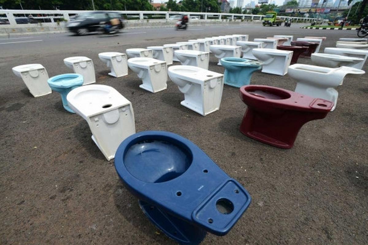 Aliansi Seniman Jakarta kirim puluhan jamban ke DPR