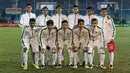 Para pemain Timnas Indonesia U-19 foto bersama sebelum melawan Filipina U-19 pada laga Piala AFF U-18 di Stadion Thuwunna, Myanmar, Kamis (7/9/2017). Indonesia menang 9-0 atas Filipina. (Liputan6.com/Yoppy Renato)