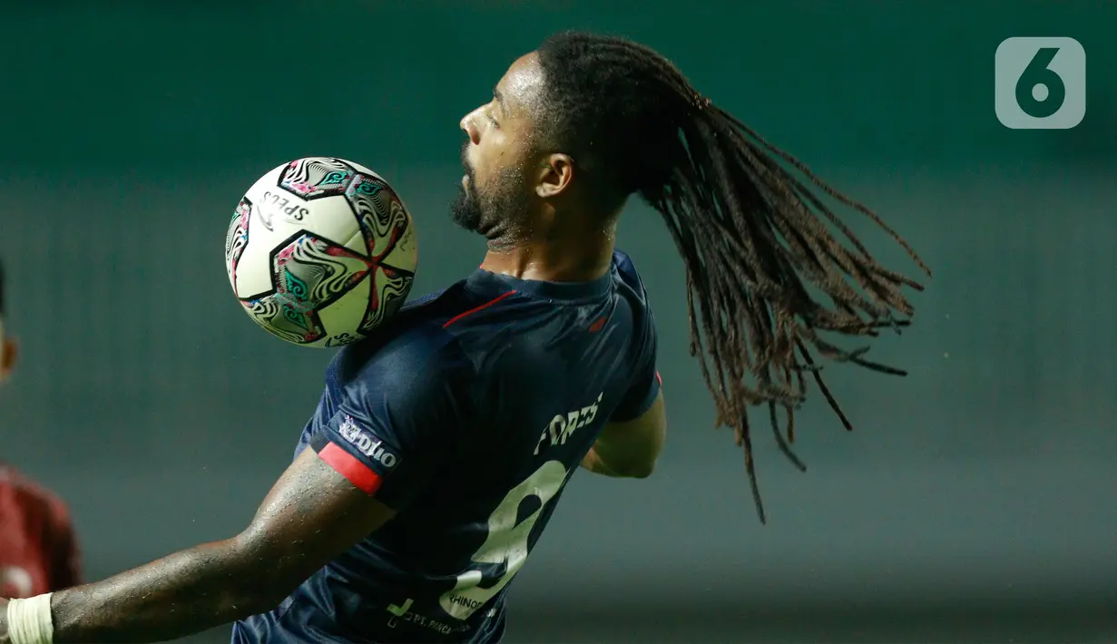 Pemain Arema FC, Carlos Manuel dos Santos Fortes mengontrol bola saat bertanding melawan PSM Makassar pada pertandingan BRI Liga 1 2021 di Stadion Pakansari, Bogor, Minggu (5/9/2021). PSM Makassar bermain imbang atas Arema FC 1-1. (Bola.com/M Iqbal Ichsan)