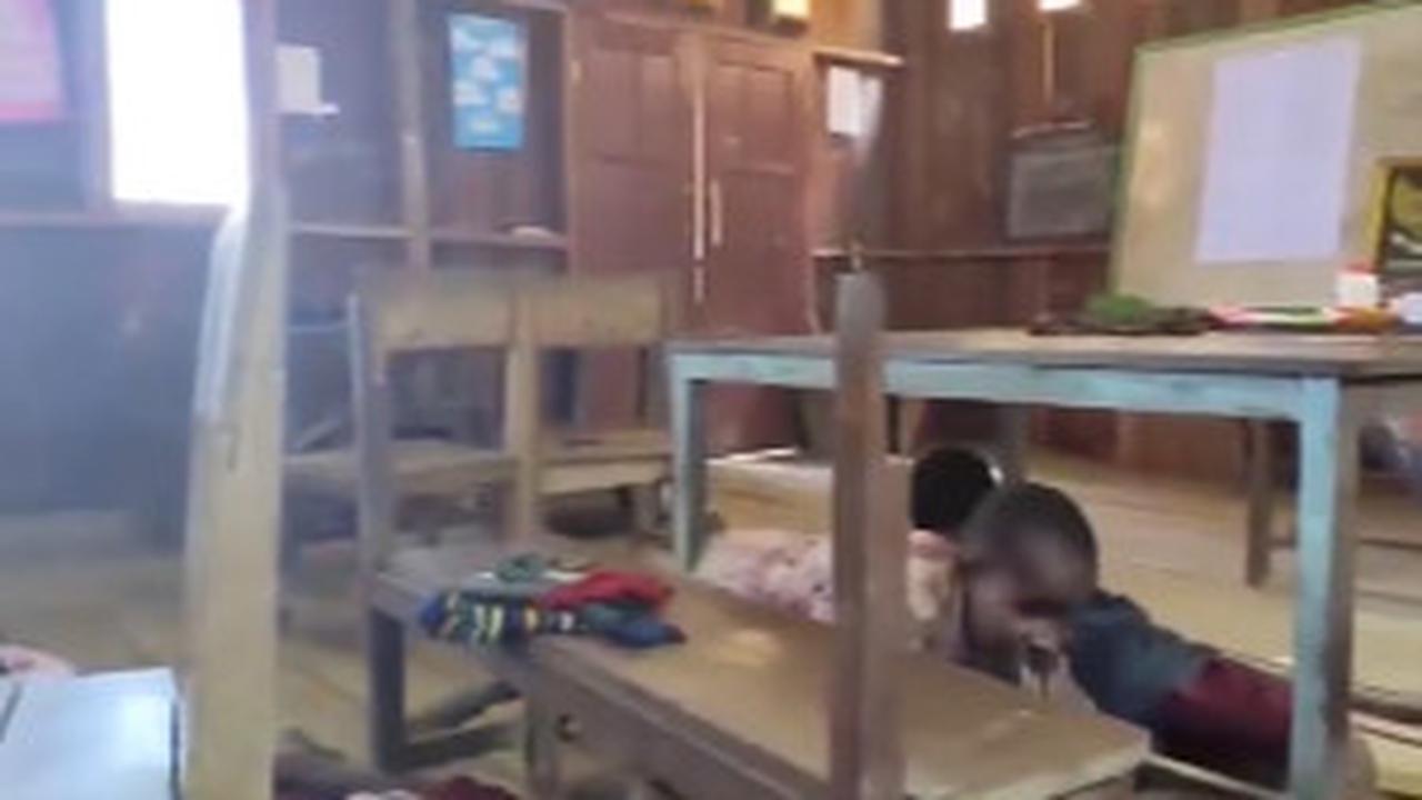 Rekaman Video Siswa SD di Papua Ketakutan lagi Belajar di Kelas Tiba-Tiba Terjadi Baku Tembak