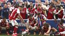 Ekspresi para pemain Arsenal ketika Piala FA terjatuh saat perayaan gelar juara di Stadion Wembley, London, Minggu (2/8/2020). Arsenal menjadi Juara Piala FA setelah menaklukkan Chelsea dengan skor 2-1. (Catherine Ivill/Pool via AP)