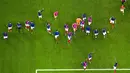 Para pemain Prancis merayakan kemenangan atas Maroko pada pertandingan semifinal Piala Dunia 2022 di Maroko di Stadion Al Bayt di Al Khor, Qatar, Kamis (15/12/2022). Prancis menang atas Maroko dengan skor 2-0 dan akan menghadapi Argentina di babak final. (AP Photo/Petr David Josek)