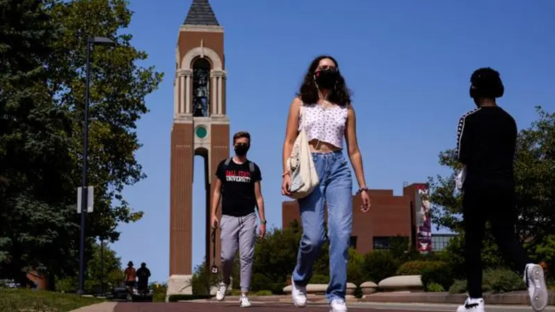 Mahasiswa Amerika Serikat tampak menggunakan masker di  Ball State University di Muncie, Ind., Kamis, 10 September 2020. (Foto: AP)