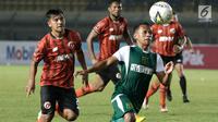 Gelandang Persebaya Surabaya, Irfan Jaya, mengejar bola saat menghadapi Perseru Serui pada laga Piala Presiden 2019 di Stadion Si Jalak Harupat, Bandung, Sabtu (2/3). Persebaya menang 3-2 atas Perseru. (Bola.com/Yoppy Renato)