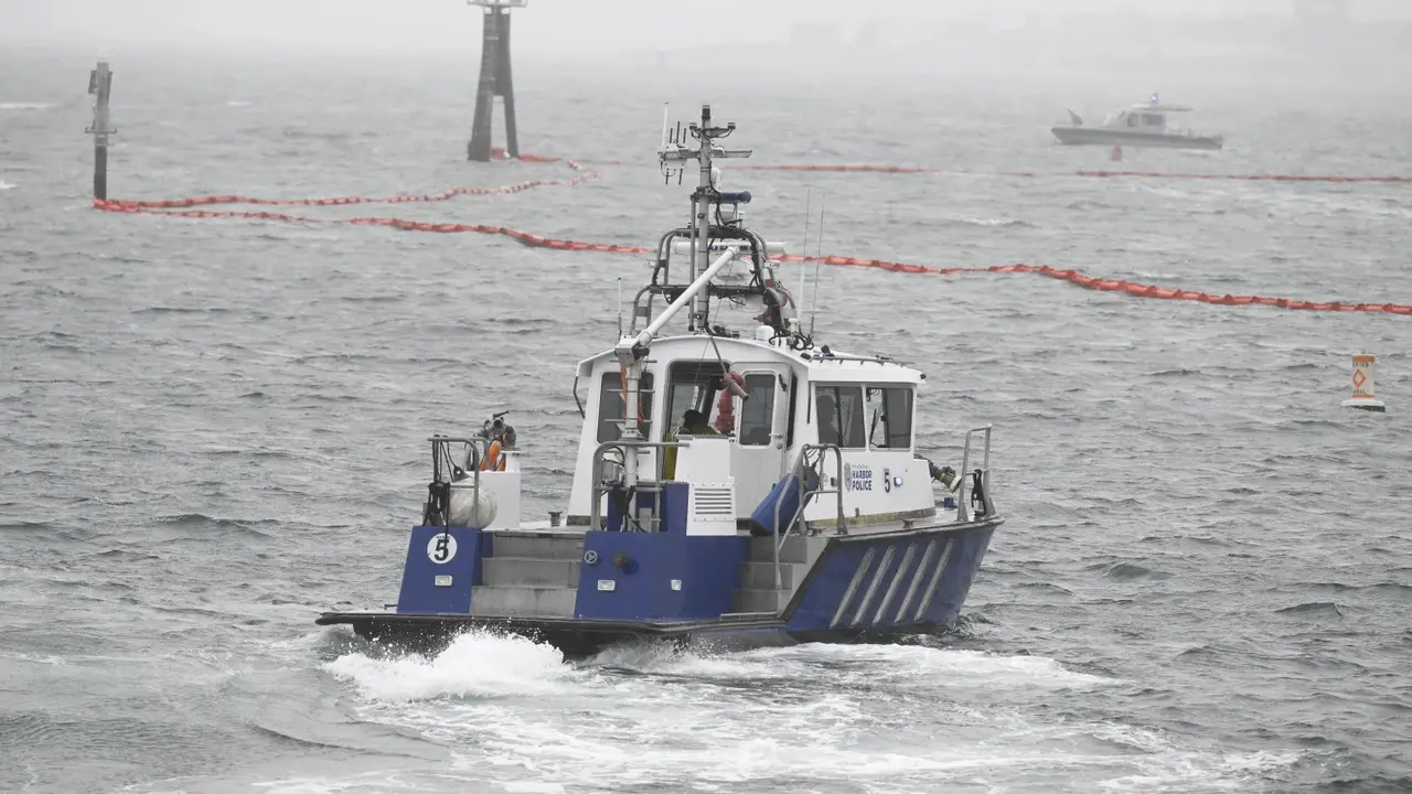 Kapal penangkap ikan selamatkan awak kapal militer AS, Angkatan Laut yang jatuh ke lepas Pantai San Diego, Rabu (12/2/2025). (AP)