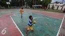 Dua orang bocah bermain bola di Lapangan Merdeka, Ambon, Maluku, Senin (7/2). Saat sore tiba banyak masyarakat Ambon mendatangin Lapangan untuk bersantai atau pun berolahraga. (Liputan6.com/Faizal Fanani)