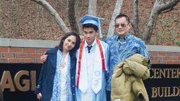 Sudah tak lagi aktif di industri hiburan, Karel Susanteo memilih untuk fokus dengan pendidikannya. Terbukti, kini ia telah menyelesaikan kuliahnya dan lulus dari University of North Carolina at Chapel Hill, Amerika Serikat. Di momen wisuda, bintang sinetron 'Jessy & Super7' itu pun didampingi oleh kedua orangtuanya. (Liputan6.com/IG/@ertisusanteo)