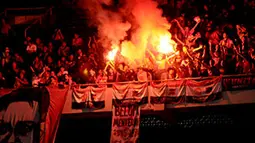 Suporter United Red menyalakan kembang api dan bersuka cita ketika Michael Owen dan kawan kawan berhasil menjebol gawang Indonesia Red (Liputan 6.com/Helmi Fithriansyah).
