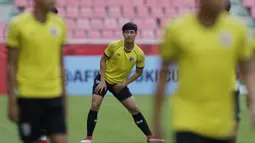 Pemain Thailand, Chalermpong Kerdkaew, melakukan pemanasan saat latihan di Stadion Rajamangala, Bangkok, Jumat (16/11). Latihan ini persiapan jelang laga Piala AFF 2018 melawan Timnas Indonesia. (Bola.com/M. Iqbal Ichsan)