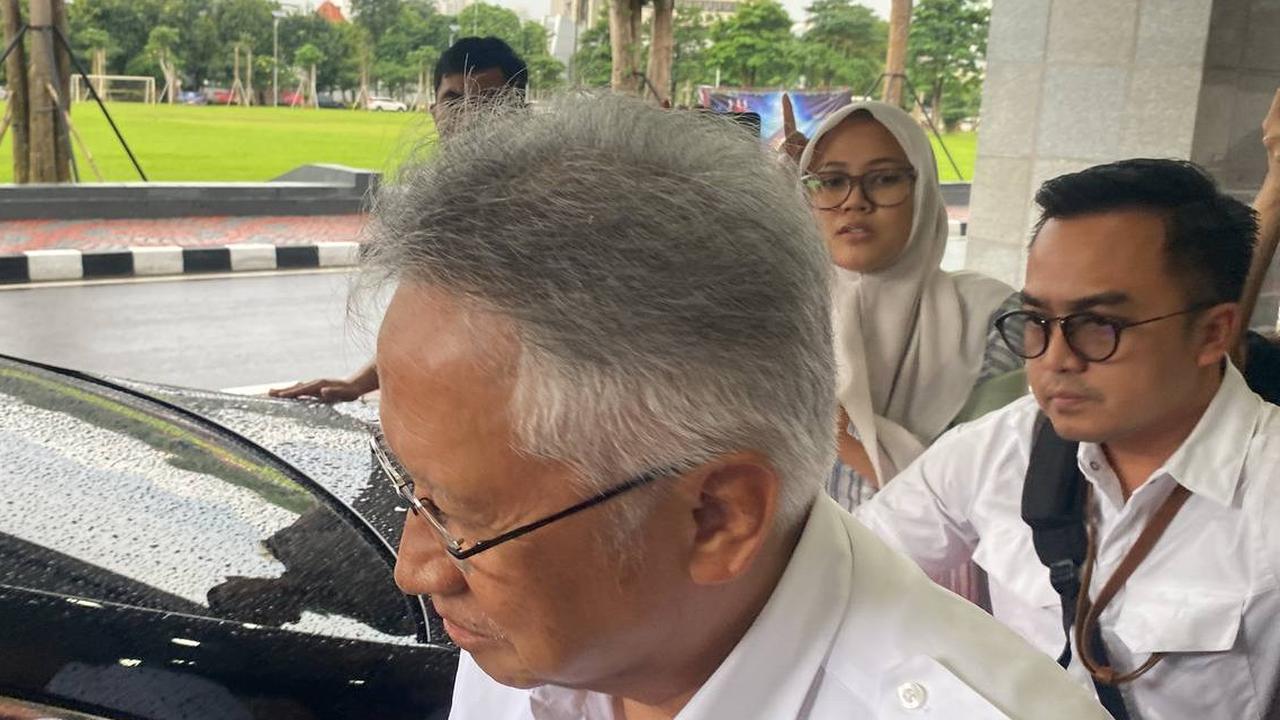 Hindari Wartawan, Menteri Satryo Bungkam Usai 3 Jam Rapat dengan DPR soal Demo Pegawainya