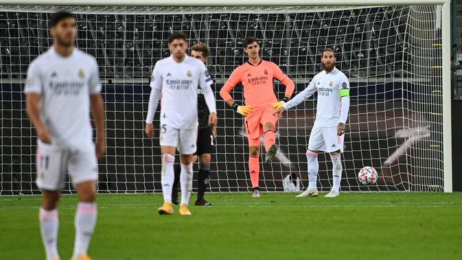 Real Madrid meraih hasil imbang 2-2 kontra Borussia Monchengladbach pada laga kedua Grup B Liga Champions di Borussia-Park, Rabu (28/10/2020) dini hari WIB. (AFP/Ina Fassbender)