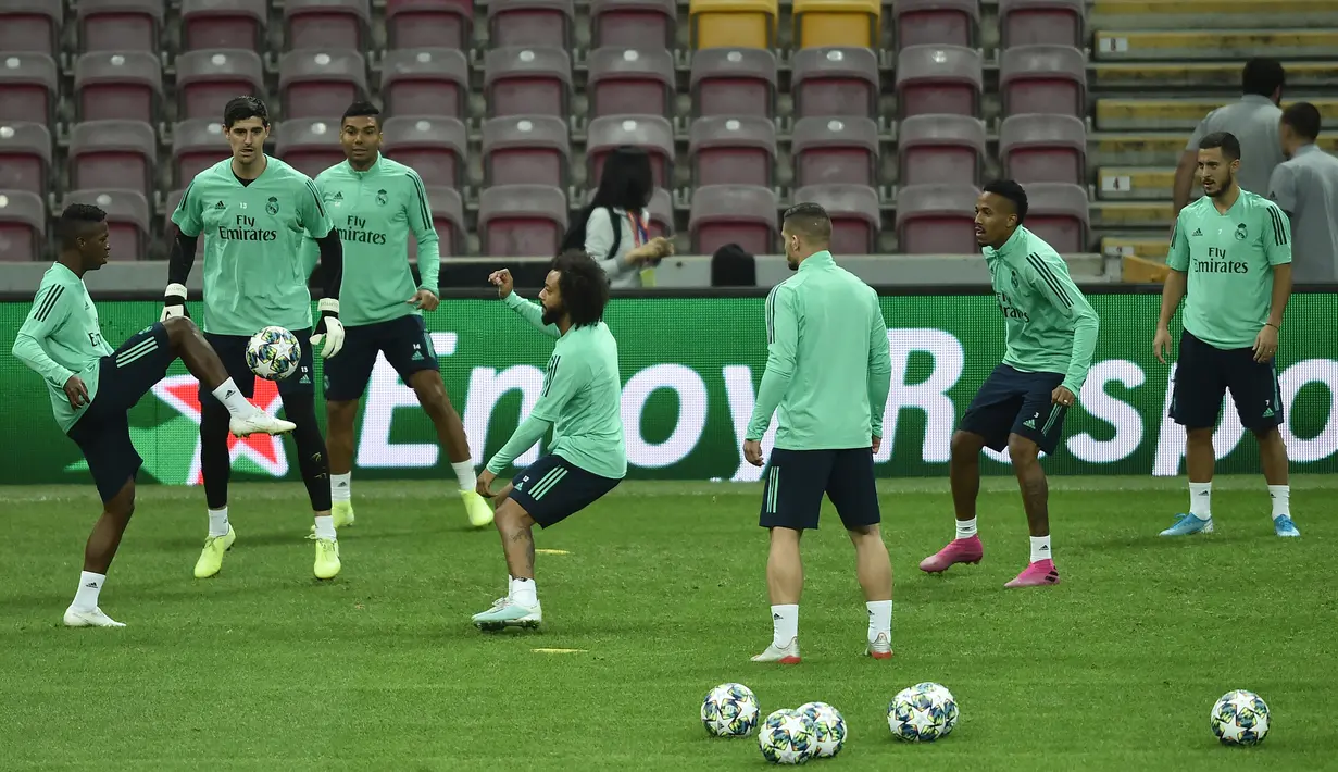 Bek Real Madrid Marcelo (tengah) bersama rekan-rekannya berlatih jelang menghadapi Galatasaray pada pertandingan Grup A Liga Champions di kompleks olahraga TT Ali Samiyen, Istanbul, Turki, Senin (21/10/2019). (Ozan KOSE/AFP)