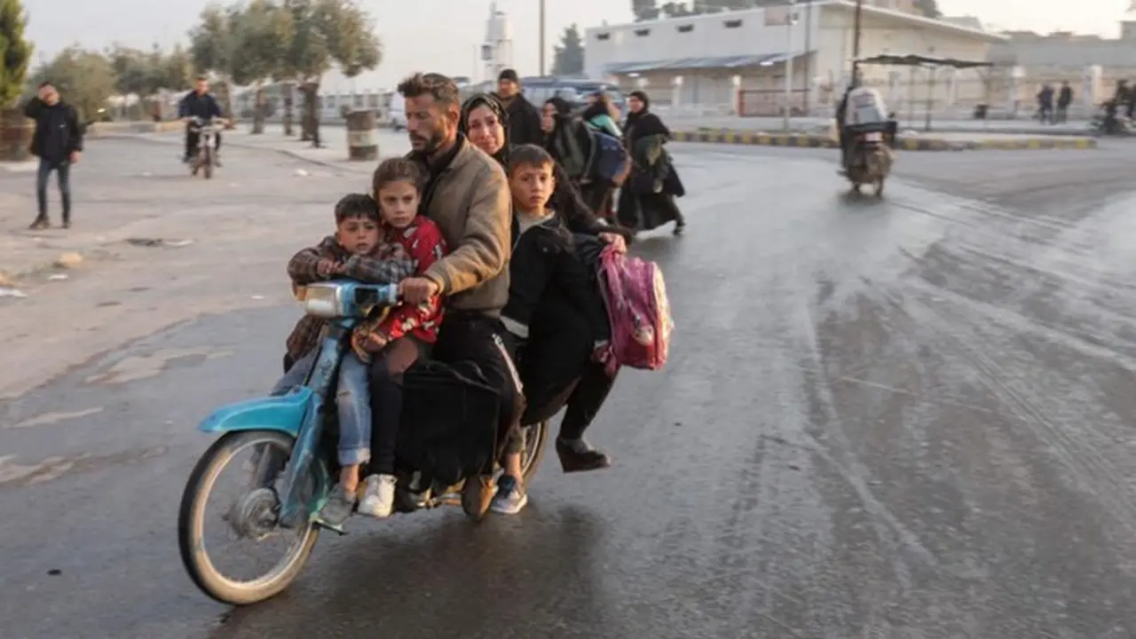 Syrian Observatory for Human Rights, kelompok pemantau yang berbasis di Inggris, mengatakan ribuan orang mulai mengungsi pada Kamis (5/12/2024) malam menuju wilayah pesisir barat Suriah. (AFP)