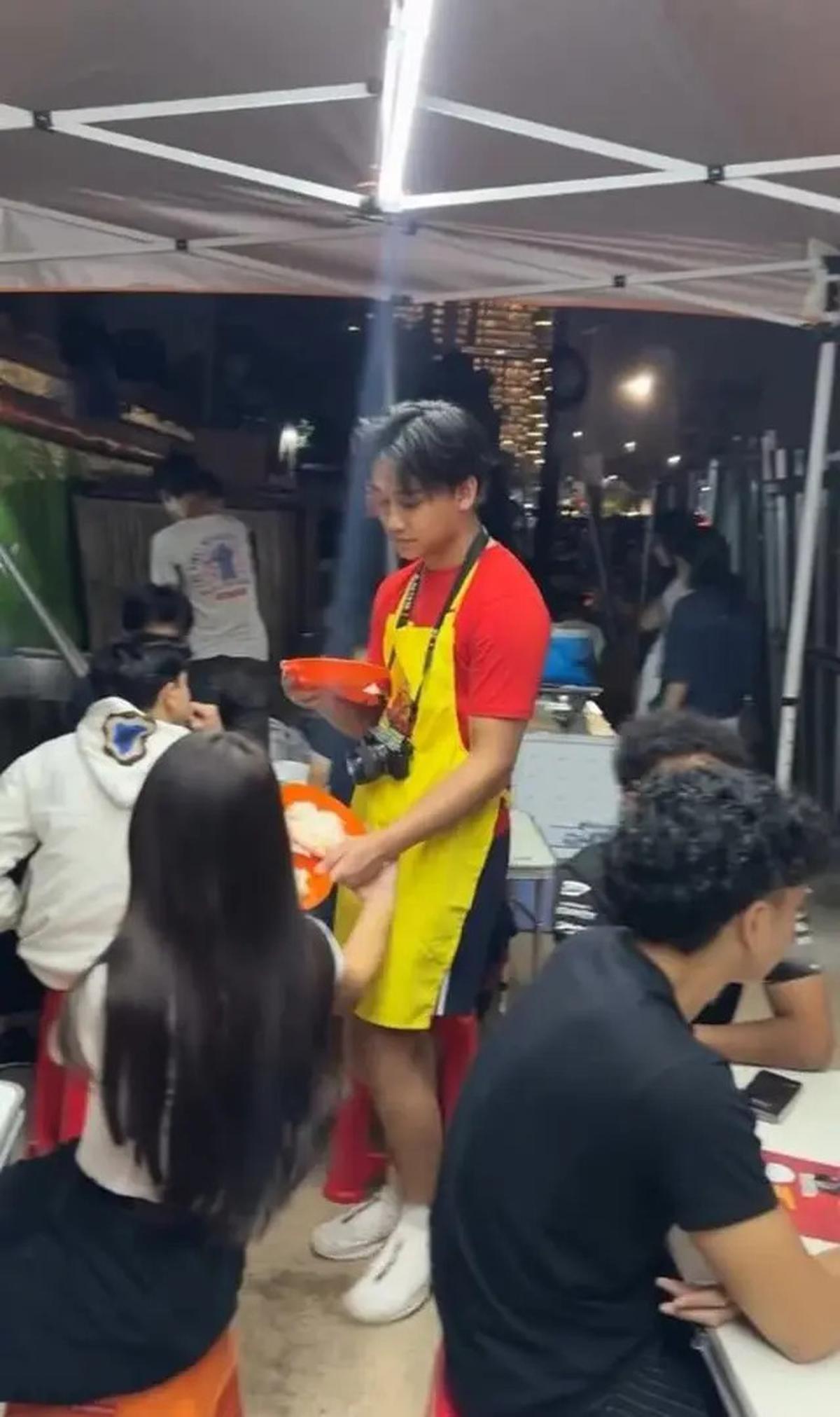 Momen Bevan Anak Nola B3 Jualan Sate di Pinggir Jalan, Layani Pelanggan dan Tak Segan Cuci Piring