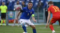 Pemain Italia Marco Verratti menggiring bola melewati David Brooks dari Wales dalam laga grup A Euro 2020 di Stadion Olimpic Roma, Minggu, 20 Juni 2021. (Riccardo Antimiani, Pool via AP)