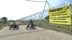 Pengendara sepeda motor berputar arah saat Jalan Perimeter Utara diblokir warga, Rawa Rengas, Kosambi, Tangerang, Banten, Selasa (2/7/2019). Warga memblokir akses menuju Bandara Soekarno-Hatta (Soetta) tersebut karena belum dibayarnya ganti rugi tanah dan bangunan. (merdeka.com/Arie Basuki)