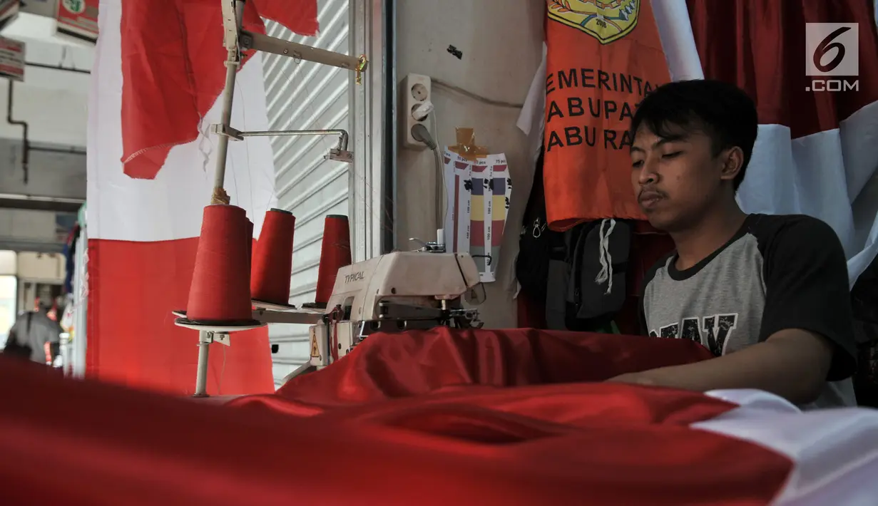Pekerja menyelesaikan pembuatan bendera Merah Putih di Pasar Senen, Jakarta, Selasa (6/8/2019). Jelang perayaan Hari Kemerdekaan ke-74 RI, permintaan bendera Merah Putih di Pasar Senen meningkat dua kali lipat dari bulan biasa. (merdeka.com/Iqbal S. Nugroho)