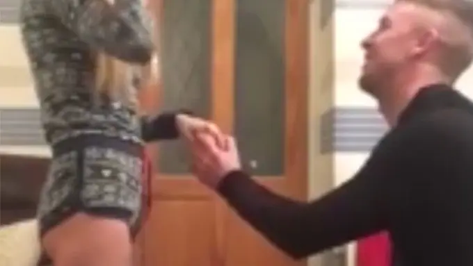 Sadis, Cowok Ini Tega Bohongi Pacarnya Saat Sedang Malamar