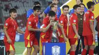 Timnas Vietnam U-23 merayakan gelar juara Piala AFF U-23 2025 setelah mengalahkan Timnas Indonesia U-23 pada final di Stadion Utama Gelora Bung Karno, Jakarta, Selasa (29/7/2025). (Bola.com/Muhammad Iqbal Ichsan)