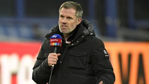 Jamie Carragher. Semasa aktif bermain, Jamie Carrgaher hanya bermain untuk satu tim sepanjang kariernya, yaitu bersama Liverpool mulai 1996/1997 hingga 2012/2013. Ia total tampil dalam 737 laga bersama Liverpool di semua ajang dengan torehan 4 gol dan 18 assist. Usai pensiun, ia terjun sebagai komentator dan pundit di jaringan televisi Sky Sports mulai musim 2013/2014 bergabung bersama Grame Souness, Gary Neville dan Jamie Redknapp. Pada Juli 2020 ia melebarkan sayapnya ke jaringan televisi CBS Sports sebagai bagian dari tim yang mengulas khusus Liga Champions. (AFP/Pool/Peter Powell)